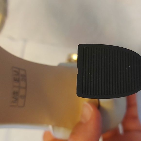 Woman's shoes - Picture 8 of 11